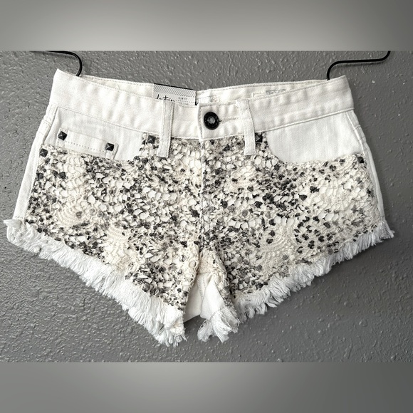 Day Trip Capricorn Size 25 White Lace Embroidered Fringe Cut-Off Shorts NWT - Picture 1 of 10